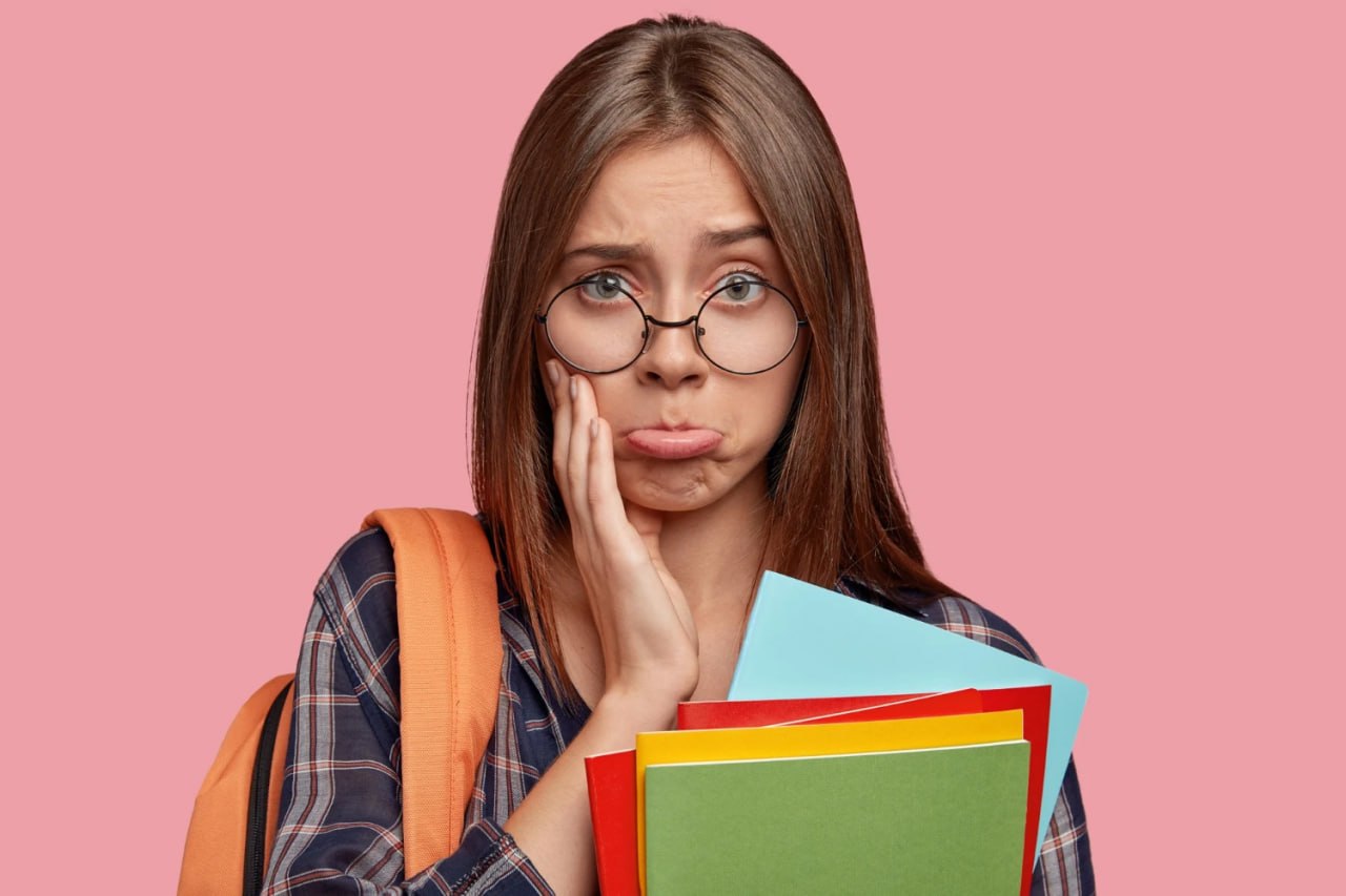 Estudiante de cuarto medio revisando opciones para saber qué estudiar
