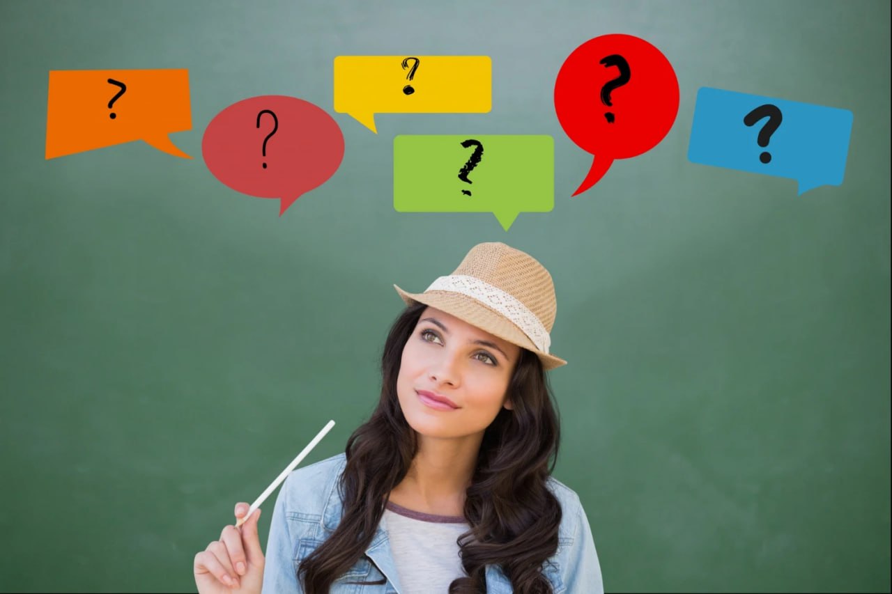 Estudiantes revisando opciones vocacionales antes de elegir qué estudiar