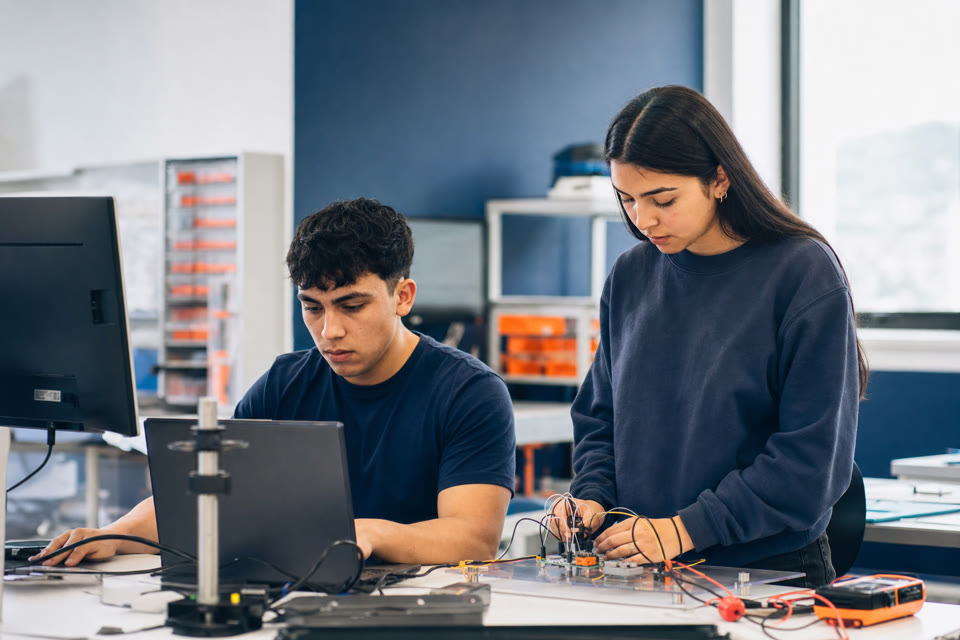 Estudiantes de instituto profesional en un laboratorio tecnológico