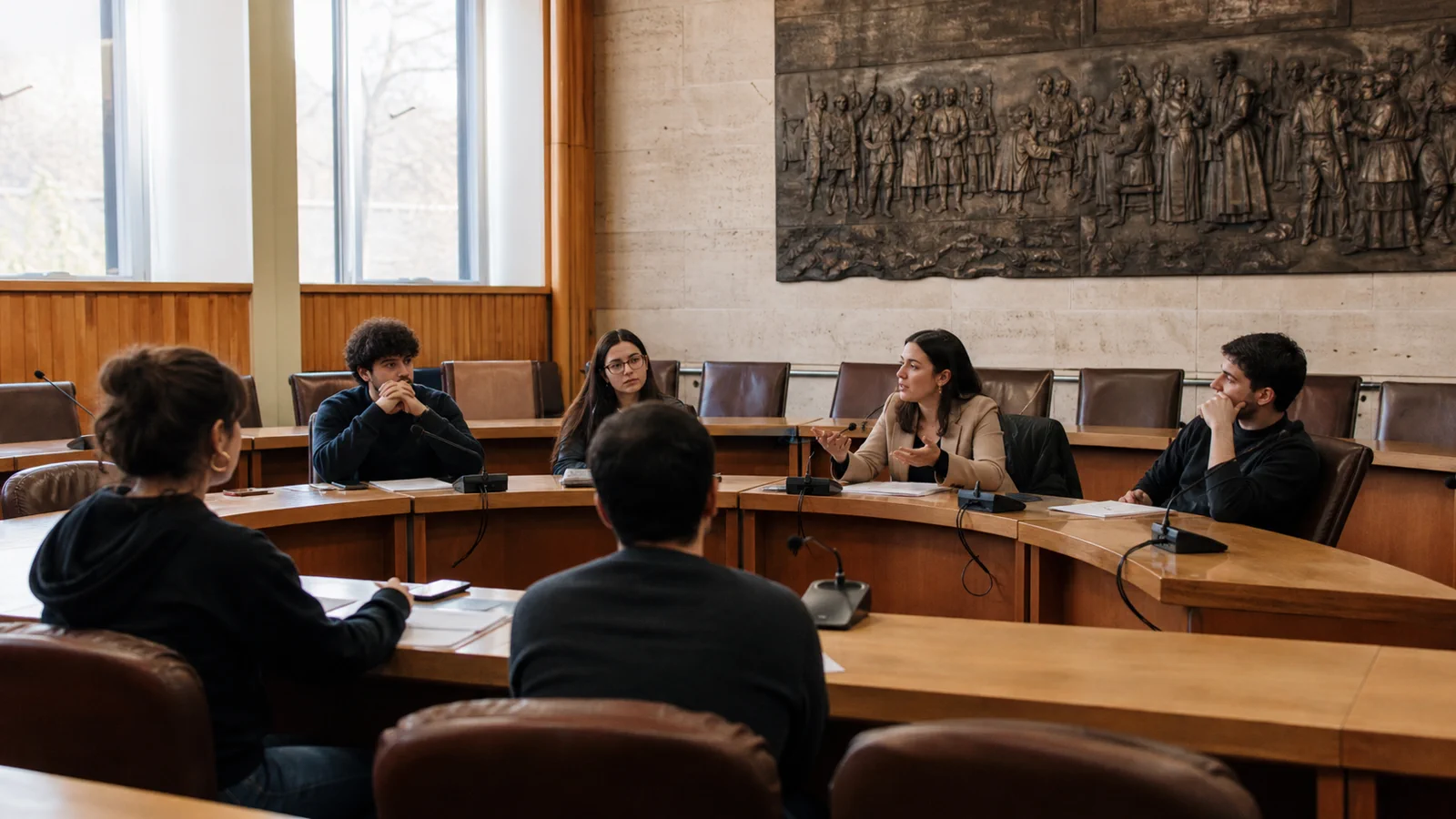 Estudiantes de Administración Pública en una sala de consejo municipal simulando una sesión