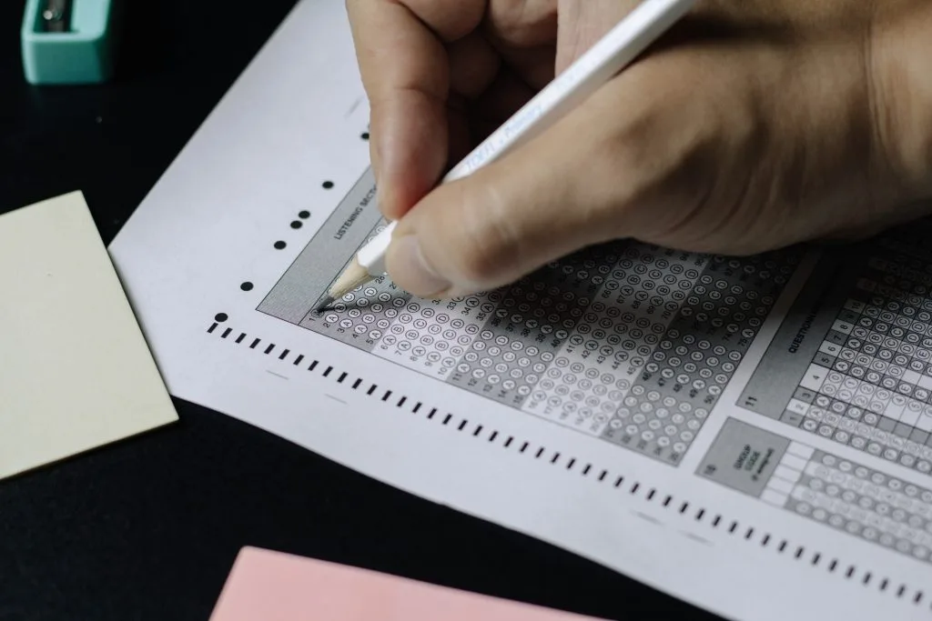 Estudiante revisando resultados y alternativas después de conocer su puntaje PAES