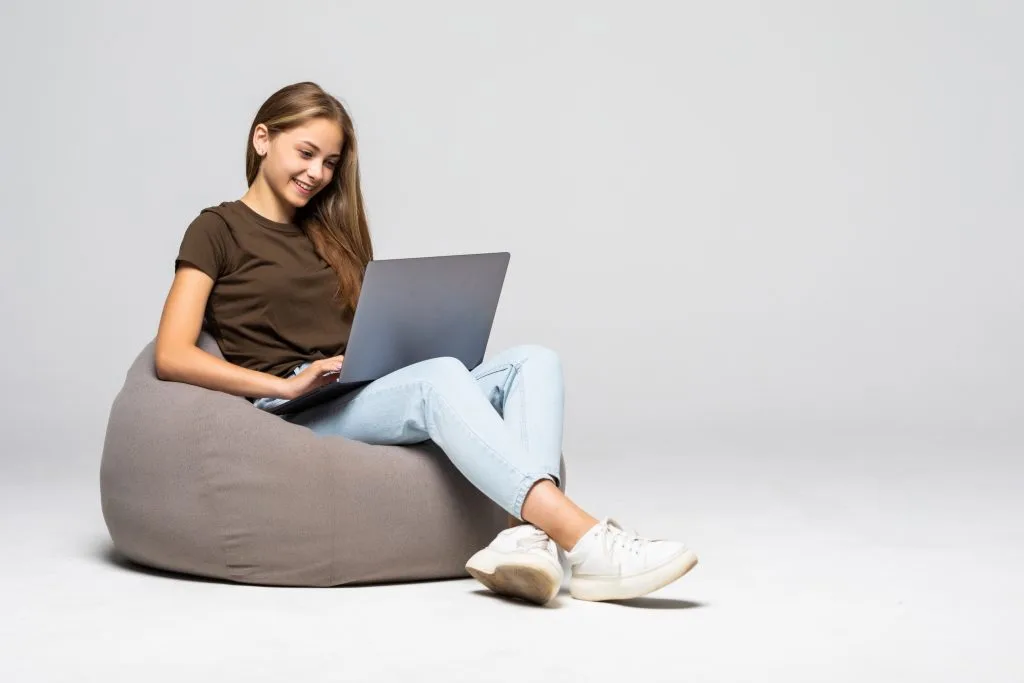 Estudiante con laptop. Portada del artículo ¿cómo se postula a la universidad?