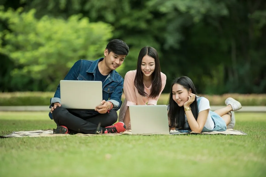 Jóvenes conversando sobre qué carrera estudiar